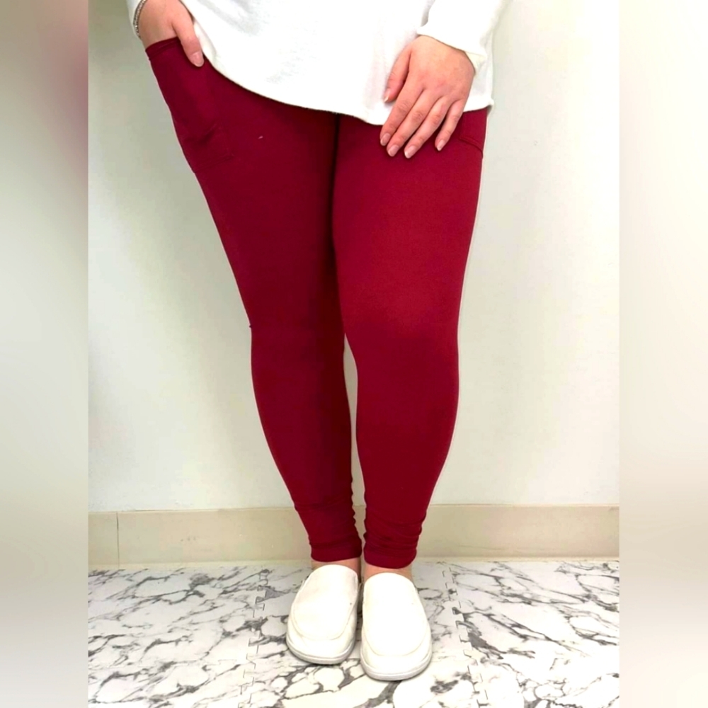 *NEW* Cranberry Leggings for the holidays!! So pretty!! Various sizes 🔥🔥🔥
